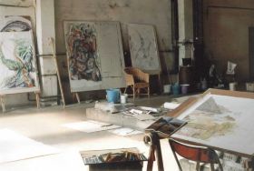 Atelierbesuch - DIE HALLE - im HG drei Malstaffeleien mit work in progress - im VG re. Farbstift(tüpfel)zeichnung in progress - Sommer 1996.jpg