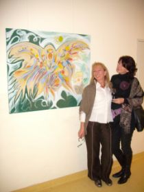 Christa und Brigitte neben meinem Bild Papageienkönig - bei der Vernissage zur Ausstellung in der Wertachklinik Schwabmünchen, XXII. Kunst ist Medizin für die Seele - 26.11.10 - 595.jpg