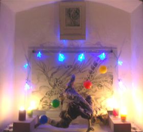 Rauminstallation, neoschamanisch, über Advent und Licht metamorphosisch moduliert zu - Ein Weihnachten, eine Welt - 2009.jpg