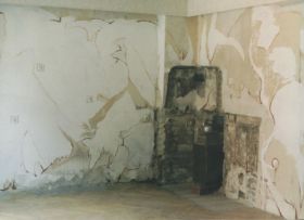 Wandgestaltung (Teilansicht), 3-Tage-freie-Räume, Kunstevent am Kitzenmarkt, Augsburg 2003 - Wandmalerei vor Hängung der Bilder.jpg